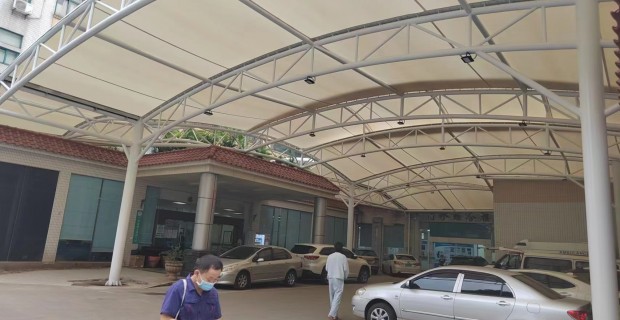 PTFE膜结构–广州佛山医院天井通道膜结构遮雨建筑棚